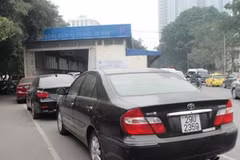Nhiều xe đến kiểm định và nộp phí sử dụng đường bộ trong ngày đầu tiên. (Ảnh: Việt Hùng/Vietnam+)