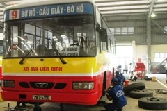 Xe buýt đang được sửa chữa, bảo dưỡng định kỳ nhằm nâng cao chất lượng phương tiện. (Ảnh: Việt Hùng/Vietnam+)