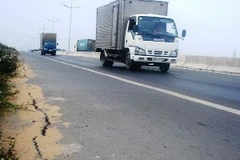 Hiện tượng nứt mặt đường đã xuất hiện trên tuyến cao tốc Thành phố Hồ Chí Minh - Trung Lương dù mới được đưa vào khai thác 5 tháng. (Ảnh: TTXVN)