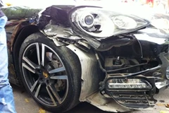 Chiếc siêu xe bị vỡ nát phần đầu vì va chạm với đuôi xe khác. (Ảnh: Mạnh Hùng/Vietnam+)