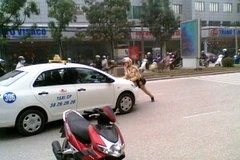 Taxi vẫn chống đối cảnh sát giao thông mặc dù đã yêu cầu dừng xe xử lý. (Ảnh: Internet)