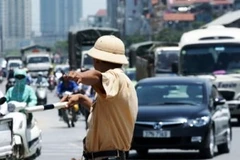 Cảnh sát giao thông đang hướng dẫn phân luồng giao thông. (Ảnh: internet)