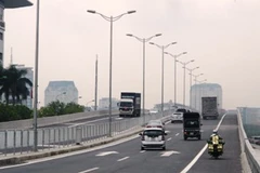 Các phương tiện tham gia lưu thông trên đường trên cao. (Ảnh: Việt Hùng/Vietnam+)
