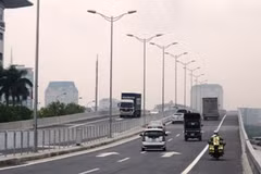 Các phương tiện tham gia lưu thông trên đường trên cao. (Ảnh: Việt Hùng/Vietnam+)
