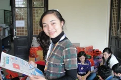 Mai Thị Anh Đào đang cầm trên tay những bức thư chia sẻ, động viên tình cảm gửi đến người dân đảo Trường Sa và Hoàng Sa. (Ảnh: Mạnh Hùng/Vietnam+).