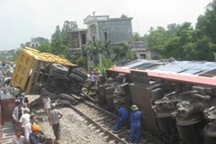 Các lực lượng đang cố gắng khắc phục sự cố để thông tuyến đường sắt Bắc-Nam. (Ảnh: PV/Vietnam+)