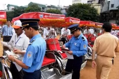 Lực lượng liên ngành đang kiểm tra giấy phép phương tiện xích lô. (Ảnh: Thanh tra Sở Giao thông vận tải)