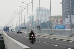 Lực lượng Cảnh sát giao thông sẽ cắm chốt tại các đường nhánh dẫn lên cầu từ 6 đến 24 giờ hàng ngày để xử lý vi phạm đường vành đai 3. (Ảnh: Việt Hùng/Vietnam+)