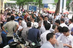 Thí sinh và phụ huynh có mặt rất sớm ở các cổng trường thi Đại học. (Ảnh: PV/Vietnam+)