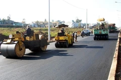 Sửa chữa, nâng cấp các tuyến Quốc lộ từ nguồn vốn bảo trì đường bộ. (Ảnh: TTXVN)