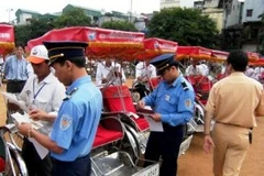 Lực lượng liên ngành đang kiểm tra giấy phép phương tiện xích lô. (Ảnh: Thanh tra Sở Giao thông vận tải)
