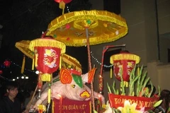 "Ông lợn" được rước bằng kiệu vàng, tới đình La Phù để tế thần. (Ảnh: Hùng Võ/Vietnam+)