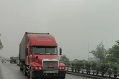 Xe container lưu thông trên Quốc lộ 5. (Ảnh: Việt Hùng/Vietnam+)