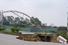 Vị trí hố tử thần tại đường Lê Văn Lương kéo dài. (Ảnh: Sơn Bách/Vietnam+)