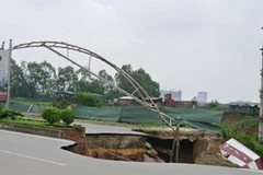 Vị trí hố tử thần tại đường Lê Văn Lương kéo dài. (Ảnh: Sơn Bách/Vietnam+)