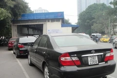 Nhiều xe đến kiểm định và nộp phí sử dụng đường bộ trong ngày đầu tiên. (Ảnh: Việt Hùng/Vietnam+)