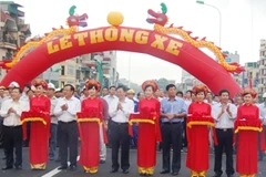 Cắt băng thông xe cầu vượt nút Đại Cồ Việt-Trần Khát Chân. (Ảnh: Việt Hùng/Vietnam+)