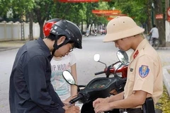 Cảnh sát giao thông Hà Nội xử phạt người vi phạm luật giao thông. (Ảnh: Thống Nhất/TTXVN) 