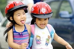 Trẻ em đội mũ bảo hiểm nhằm tránh những tai nạn thương tích. (Ảnh: internet)