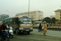 Lực lượng Cảnh sát giao thông tiến hành xử phạt xe khách vi phạm. (Ảnh: Việt Hùng/Vietnam+)