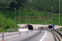 Hầm Hải Vân cần được thay thế, sửa chữa một số trang thiết bị. (Ảnh: TTXVN)