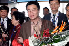Giáo sư Ngô Bảo Châu đặt chân về tới sân bay Nội Bài. (Ảnh: Sơn Bách/Vietnam+).