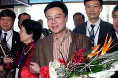 Giáo sư Ngô Bảo Châu đặt chân về tới sân bay Nội Bài. (Ảnh: Sơn Bách/Vietnam+).