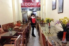 Các cửa hàng nội thất giảm giá nhằm xả hàng dịp cuối năm. (Ảnh: Quỳnh Trang/Vietnam+)