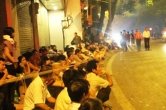Người dân háo hức chờ đoàn quân diễu binh trên phố Nguyễn Thái Học từ rất sớm (Ảnh: Mạnh Hùng/Vietnam+)