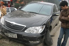 Chiếc ôtô gây tai nạn chưa dừng lại tiếp tục leo lên dải phân cách đường. (Ảnh: Mạnh Hùng/Vietnam+).