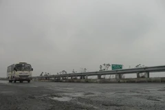 Bề mặt đường cao tốc Cầu Giẽ - Ninh Bình vẫn bị bong tróc nham nhở. (Ảnh: Việt Hùng/Vietnam+) 