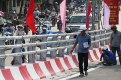 Cầu vượt Đại Cồ Việt-Trần Khát Chân đang được hoàn thiện các hạng mục cuối để thông xe vào 30/8. (Ảnh: Việt Hùng/Vietnam+)