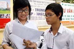 Thí sinh hớn hở vì làm bài thi tốt. (Ảnh: PV/Vietnam+)