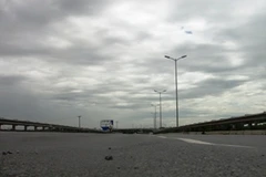 Vệt lún và nhô cao lên tạo thành những rãnh sâu xuất hiện trên cầu Thanh Trì. (Ảnh: Việt Hùng/Vietnam+)