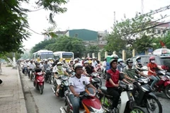 Thu phí xe máy sử dụng đường: Địa phương "than" khó