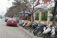 Doanh nghiệp đang chờ đợi việc được quyết định giá vé trông giữ xe. (Ảnh: Hùng Dũng/Vietnam+)