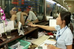 Bán vé tàu tại ga Hà Nội. (Ảnh: Huy Hùng/TTXVN)