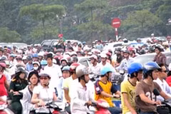 Ùn tắc giao thông có được giảm khi đổi giờ học, làm việc. (Ảnh: Hồng Kiều/Vietnam+)