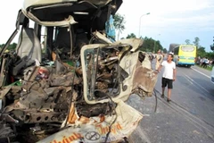 Xe khách phóng nhanh vượt ẩu đã gây nên những vụ tai nạn thảm khốc trong thời gian gần đây. (Ảnh: TTXVN)