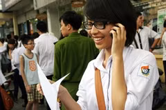 Thí sinh hớn hở khoe với người thân sau khi làm được bài. (Ảnh: PV/Vietnam+)
