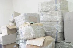 Hơn 1,5 tấn hàng lậu bị bắt giữ tại chợ Đồng Xuân, Hoàn Kiếm-Hà Nội). (Ảnh: PV/Vietnam+)