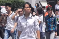Đông đảo sĩ tử hy vọng, môn thi sáng mai sẽ "dễ thở" như hôm nay. (Ảnh: PV/Vietnam+)