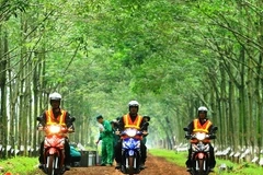 Các thành viên của đội tham gia chạy thử xe Suziki Viva 115 FI. (Ảnh: Autocar cung cấp)