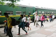 Các đơn vị vận tải dù đã tăng cường phương tiện nhưng vẫn chưa đáp ứng nhu cầu đi lại của người dân dịp 30/4. (Nguồn: Anh Tuấn/TTXVN) 