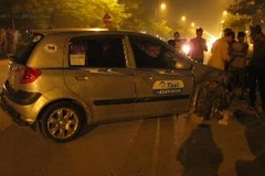 Xe taxi bị vỡ đầu bên phải sau khi va quệt với xe ôtô cùng chiều. (Ảnh: Thanh Hà/Vietnam+)