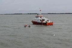 Tàu của Trung tâm Phối hợp tìm kiếm cứu nạn Hàng hải Khu vực III tìm kiếm nạn nhân. (Ảnh: TTXVN)