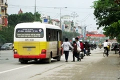 Xe buýt ngoại thành vắng khách bởi giá cước cao. (Ảnh: Mạnh Hùng/Vietnam+)