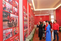 Thông qua triển lãm, Hội Chữ thập Đỏ Việt Nam mong muốn gửi tới thông điệp về niềm tự hào, phát huy truyền thống nhân ái của dân tộc. (Ảnh: Thanh Tùng/TTXVN)