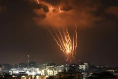 Loạt rocket do Phong trào Thánh chiến Hồi giáo Palestine phóng đi từ Dải Gaza vào lãnh thổ Israel, nhằm đáp trả các vụ không kích xuống dải đất này, ngày 5/8. (Ảnh: AFP/TTXVN)