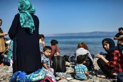 Người di cư Afghanistan vượt biển Aegea vào đảo Lesbos của Hy Lạp từ Thổ Nhĩ Kỳ. (Ảnh: Getty Images/TTXVN)